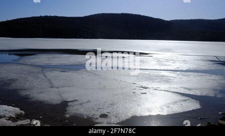 Le lac Cooper, situé à Lake Hill dans la ville de Woodstock, dans le comté d'Ulster, dans l'État de New York, est le plus grand lac naturel des montagnes Catskill Banque D'Images