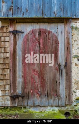 Porte de grange en bois avec arches peintes en blanc à Bufka Farm dans Sleeping Bear Dunes National Lakeshore le long du lac Michigan, Michigan, États-Unis Banque D'Images