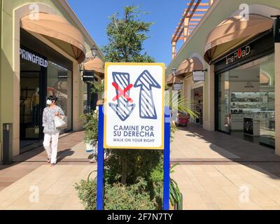 Alicante, Espagne - avril 2021 : panneau indiquant le chemin à droite dans le centre commercial afin de garder la distance sociale. Nouvelle réalité normale Banque D'Images