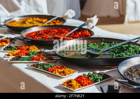 Détail de différents types de paellas valenciennes, un plat de riz typique. Banque D'Images