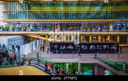 Paris, France, février 2020, vue sur le Forum des Halles de Westfield avec ses différents niveaux, escaliers et escaliers qui vont en sous-sol Banque D'Images