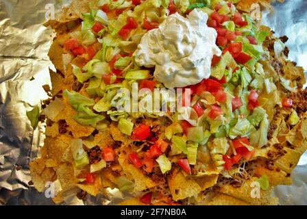 Table de cuisine Nacho table enveloppée de papier aluminium et couverte avec nachos Banque D'Images