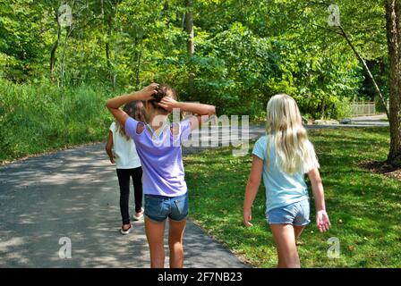 Trois petites filles faisant une randonnée dans les bois Banque D'Images