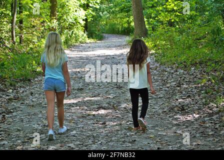 deux petites filles faisant une randonnée dans les bois Banque D'Images