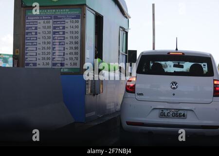 camacari, bahia / brésil - 17 octobre 2019: Le véhicule est vu au guichet de péage sur l'autoroute BA 099 à Abrantes dans la municipalité de Camacari. *** Banque D'Images