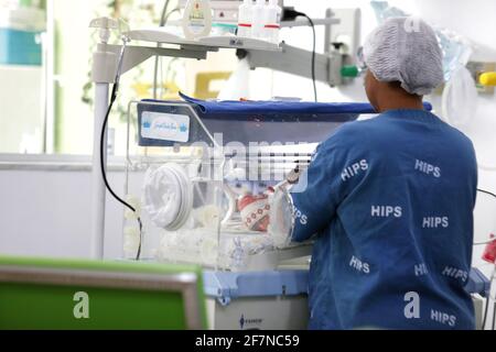 feira de santana, bahia / brésil - 4 septembre 2019 : une infirmière prend soin d'un enfant dans une unité de soins néonataux à l'hôpital pour femmes de Feira de Santana. ** Banque D'Images