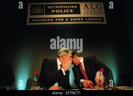 Sir Paul Condon Mars 1999 Commissaire de police Métropolitaine et Jack Straw at Partners pour une conférence de Londres plus sûre Banque D'Images