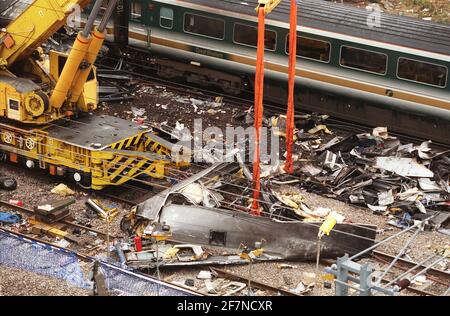 Accident de chemin de fer de Paddington octobre 1999 épave Paddington jour 5. Vue générale montrant la scène de 110FT vers le haut. Des grues sont en place pour soulever les restes des chariots. Banque D'Images