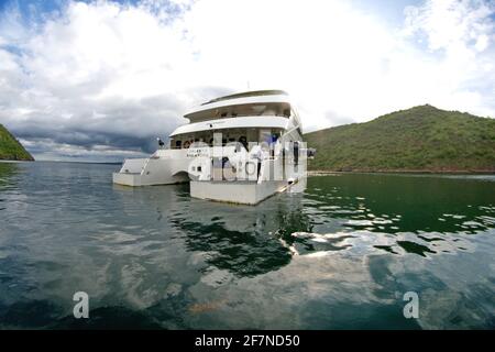 Catamaran de croisière Galpagos à Tage Cove, Isabela Island, Equateur, pris avec une lentille fisheye Banque D'Images