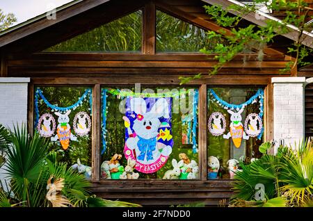 Des décorations de Pâques sont exposées dans les fenêtres d'une maison, le 3 avril 2021, à Bay Saint Louis, Mississippi. Banque D'Images