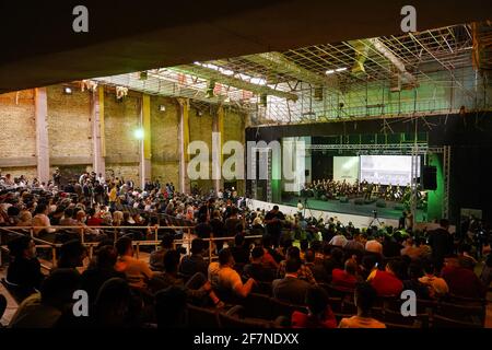 Le public lors d'une représentation de l'orchestre du Watar, jouant pour la première fois sur le terrain du Spring Theatre Hall, Détruit pendant l'occupation de l'EI dans la ville.l'orchestre de Watar comprend 36 jeunes hommes et femmes de différentes confessions du gouvernorat de Ninive, dont des musulmans, des chrétiens et des Yazidis, dont l'âge varie entre 8-32 et 20 ans. Banque D'Images