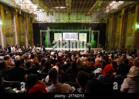 Le public lors d'une représentation de l'orchestre du Watar, jouant pour la première fois sur le terrain du Spring Theatre Hall, Détruit pendant l'occupation de l'EI dans la ville.l'orchestre de Watar comprend 36 jeunes hommes et femmes de différentes confessions du gouvernorat de Ninive, dont des musulmans, des chrétiens et des Yazidis, dont l'âge varie entre 8-32 et 20 ans. Banque D'Images