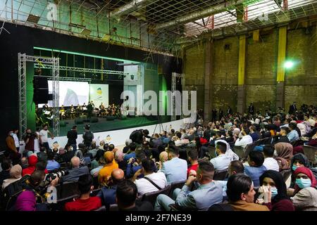 Mossoul, Irak. 08 avril 2021. Le public lors d'une représentation de l'orchestre du Watar, jouant pour la première fois sur le terrain du Spring Theatre Hall, Détruit pendant l'occupation de l'EI dans la ville.l'orchestre de Watar comprend 36 jeunes hommes et femmes de différentes confessions du gouvernorat de Ninive, dont des musulmans, des chrétiens et des Yazidis, dont l'âge varie entre 8-32 et 20 ans. (Photo par Ismael Adnan/SOPA Images/Sipa USA) crédit: SIPA USA/Alay Live News Banque D'Images