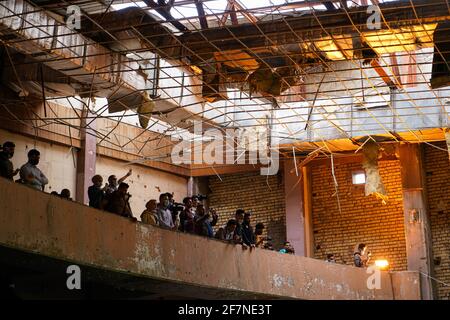 Mossoul, Irak. 08 avril 2021. Des photographes se tenant à côté d'un amphithéâtre détruit alors que l'orchestre de Watar joue pour la première fois sur le terrain du Spring Theatre Hall, Détruit pendant l'occupation de l'EI dans la ville.l'orchestre de Watar comprend 36 jeunes hommes et femmes de différentes confessions du gouvernorat de Ninive, dont des musulmans, des chrétiens et des Yazidis, dont l'âge varie entre 8-32 et 20 ans. (Photo par Ismael Adnan/SOPA Images/Sipa USA) crédit: SIPA USA/Alay Live News Banque D'Images