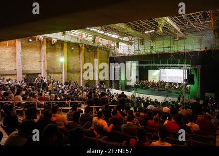 Mossoul, Irak. 08 avril 2021. Le public lors d'une représentation de l'orchestre du Watar, jouant pour la première fois sur le terrain du Spring Theatre Hall, Détruit pendant l'occupation de l'EI dans la ville.l'orchestre de Watar comprend 36 jeunes hommes et femmes de différentes confessions du gouvernorat de Ninive, dont des musulmans, des chrétiens et des Yazidis, dont l'âge varie entre 8-32 et 20 ans. (Photo par Ismael Adnan/SOPA Images/Sipa USA) crédit: SIPA USA/Alay Live News Banque D'Images