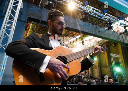 Mossoul, Irak. 08 avril 2021. Un membre de l'orchestre de Watar jouant pour la première fois sur le terrain du Spring Theatre Hall, Détruit pendant l'occupation de l'EI dans la ville.l'orchestre de Watar comprend 36 jeunes hommes et femmes de différentes confessions du gouvernorat de Ninive, dont des musulmans, des chrétiens et des Yazidis, dont l'âge varie entre 8-32 et 20 ans. (Photo par Ismael Adnan/SOPA Images/Sipa USA) crédit: SIPA USA/Alay Live News Banque D'Images