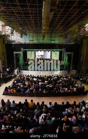 Mossoul, Irak. 08 avril 2021. Le public lors d'une représentation de l'orchestre du Watar, jouant pour la première fois sur le terrain du Spring Theatre Hall, Détruit pendant l'occupation de l'EI dans la ville.l'orchestre de Watar comprend 36 jeunes hommes et femmes de différentes confessions du gouvernorat de Ninive, dont des musulmans, des chrétiens et des Yazidis, dont l'âge varie entre 8-32 et 20 ans. (Photo par Ismael Adnan/SOPA Images/Sipa USA) crédit: SIPA USA/Alay Live News Banque D'Images