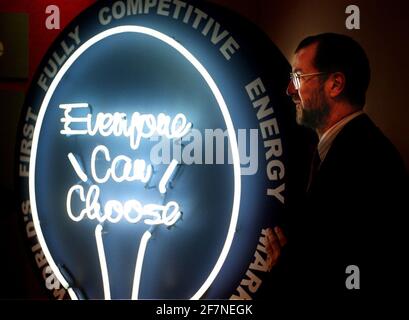 Conférence de presse pour l'annonce que les consommateurs dans toutes les parties de Le pays peut maintenant choisir leur compagnie d'électricité ministre de l'énergie John Battle à la conférence de presse Banque D'Images