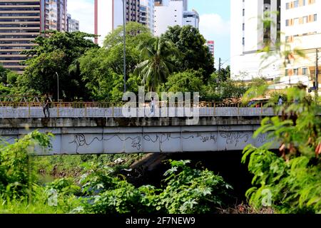 salvador, bahia / brésil - 17 avril 2019: le pont est vu avec le design de vandalisme dans la ville de salvador. *** Légende locale *** Banque D'Images