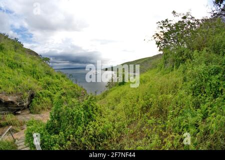 Vue aérienne de Tage Cove, Isabela Island, Equateur, prise avec un objectif en forme de poisson depuis un sentier pittoresque Banque D'Images