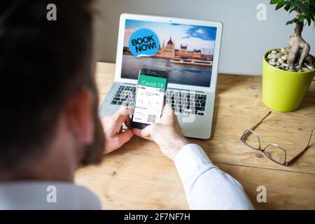certificat de voyage covid test homme réservant un séjour après le test résultats Banque D'Images