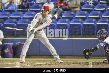 Dunedin, États-Unis. 08 avril 2021. Danny Jansen (R), le capteur des Blue Jays de Toronto, saisit le terrain alors que Shohei Ohtani de Los Angeles Angels frappe pendant le cinquième repas au TD Ballpark, à Dunedin, en Floride, le jeudi 8 avril 2021. Photo de Steven J. Nesius/UPI crédit: UPI/Alamy Live News Banque D'Images