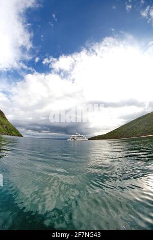 Catamaran de croisière Galpagos à Tage Cove, Isabela Island, Equateur, pris avec une lentille fisheye Banque D'Images