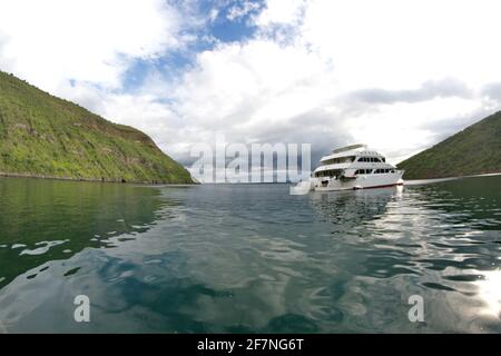 Catamaran de croisière Galpagos à Tage Cove, Isabela Island, Equateur, pris avec une lentille fisheye Banque D'Images