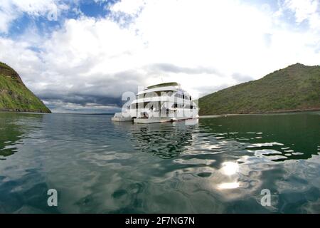 Catamaran de croisière Galpagos à Tage Cove, Isabela Island, Equateur, pris avec une lentille fisheye Banque D'Images