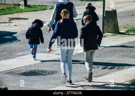 Reims France le 08 avril 2021 des adolescents marchent dans les rues de Reims pendant l'épidémie de coronavirus qui a frappé la France Banque D'Images