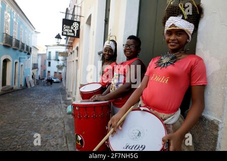 salvador, bahia / brésil - 19 février 2019: Les enfants de Banda Dida sont vus à côté des instruments de musique à Pelourinho dans la ville de Salvador. *** Banque D'Images