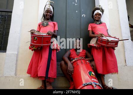 salvador, bahia / brésil - 19 février 2019: Les enfants de Banda Dida sont vus à côté des instruments de musique à Pelourinho dans la ville de Salvador. *** Banque D'Images