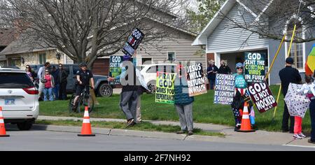 Emporia, Kansas, États-Unis. 08 avril 2021. Les membres de l'église baptiste de Westboro affichent leurs signes de haine bien connus à l'extérieur de l'Emporia Middle School au sujet d'un étudiant qui a déclaré qu'il était transgenre le 8 avril 2021. Emporia, Kansas. Crédit : Mark Reinstein/Media Punch/Alamy Live News Banque D'Images