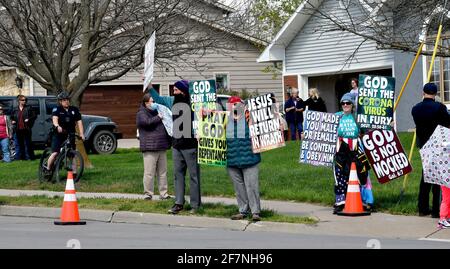 Emporia, Kansas, États-Unis. 08 avril 2021. Les membres de l'église baptiste de Westboro affichent leurs signes de haine bien connus à l'extérieur de l'Emporia Middle School au sujet d'un étudiant qui a déclaré qu'il était transgenre le 8 avril 2021. Emporia, Kansas. Crédit : Mark Reinstein/Media Punch/Alamy Live News Banque D'Images