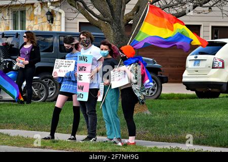 Emporia, Kansas, États-Unis. 08 avril 2021. Les contre-manifestants protestent aujourd'hui par le groupe de haine de l'église baptiste de Westboro devant l'Emporia Middle School. Le 8 avril 2021. Emporia, Kansas. Crédit : Mark Reinstein/Media Punch/Alamy Live News Banque D'Images