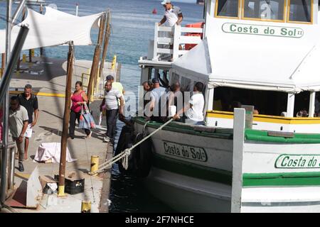 salvador, bahia / brésil - 31 janvier 2018: Hors-bord utilisé par les passagers pour traverser de Salvador à l'île Vera Cruz, près de la baie des Saints. *** Lo Banque D'Images