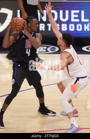 8 avril 2021 : The Los Angeles Clippers vs. The Phoenix Suns au Staples Center de Los Angeles, CA le jeudi 8 avril 2021. Raj''”n Rondo de la la Clippers est défendu par Devin Booker des Phoenix Suns. Credit: Phillip Kim/Prensa Internacional/ZUMA Wire/Alay Live News Banque D'Images