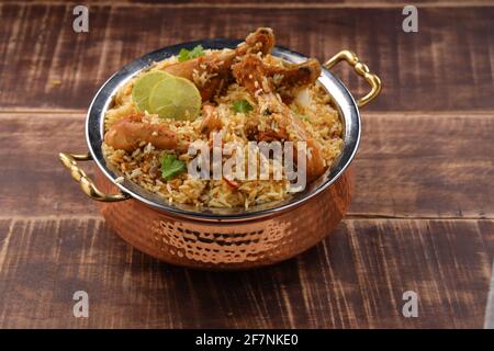 Dum poulet biriyani, gros plan image de Kerala-Thalassery biriyani qui est mélangé au masala et jaune dans un bol de service en cuivre Banque D'Images