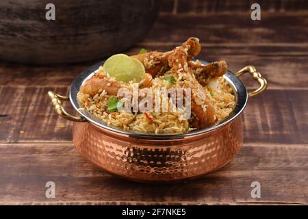 Dum poulet biriyani, gros plan image de Kerala-Thalassery biriyani qui est mélangé au masala et jaune dans un bol de service en cuivre Banque D'Images