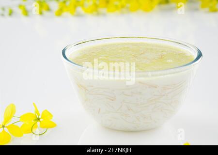 Vermecelli Payasam ou Kheer, plat sucré principal du sud de l'Inde en utilisant vermicelles, le lait, le sucre et les noix sèches et arrangées avec de l'or fleur de douche dans le Banque D'Images