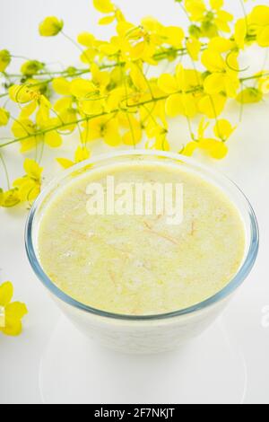 Vermecelli Payasam ou Kheer, plat sucré principal du sud de l'Inde en utilisant vermicelles, le lait, le sucre et les noix sèches et arrangées avec de l'or fleur de douche dans le Banque D'Images