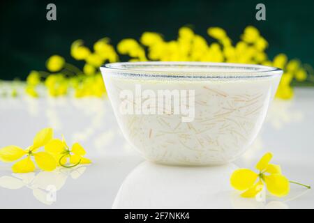Vermecelli Payasam ou Kheer, plat sucré principal du sud de l'Inde en utilisant vermicelles, le lait, le sucre et les noix sèches et arrangées avec de l'or fleur de douche dans le Banque D'Images