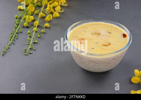Vermecelli Payasam ou Kheer, plat sucré principal du sud de l'Inde en utilisant vermicelles, le lait, le sucre et les noix sèches et arrangées avec de l'or fleur de douche dans le Banque D'Images