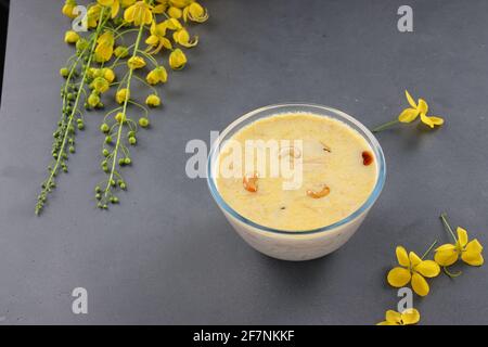 Vermecelli Payasam ou Kheer, plat sucré principal du sud de l'Inde en utilisant vermicelles, le lait, le sucre et les noix sèches et arrangées avec de l'or fleur de douche dans le Banque D'Images