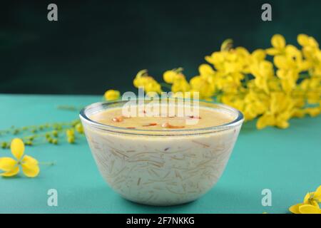 Vermecelli Payasam ou Kheer, plat sucré principal du sud de l'Inde pendant les occasions spéciales en utilisant vermicelles, le lait, le sucre et les noix sèches et magnifique Banque D'Images