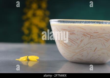 Vermecelli Payasam ou Kheer, plat sucré principal du sud de l'Inde pendant les occasions spéciales en utilisant vermicelles, le lait, le sucre et les noix sèches et magnifique Banque D'Images
