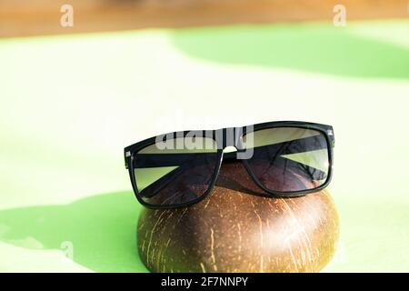 Lunettes de soleil classiques pour hommes et femmes avec verres noirs et cadre noir Shoot à l'extérieur dans une journée d'été gros plan. Mise au point sélective Banque D'Images