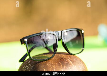 Lunettes de soleil classiques pour hommes et femmes avec verres noirs et cadre noir Shoot à l'extérieur dans une journée d'été gros plan. Mise au point sélective Banque D'Images