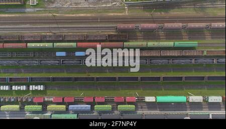 Grande gare industrielle vue de dessus. Vol au-dessus du dépôt ferroviaire. Trains de marchandises au dépôt. Banque D'Images