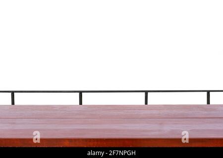 Plateau de table en bois rouge avec rail métallique sur fond blanc Banque D'Images